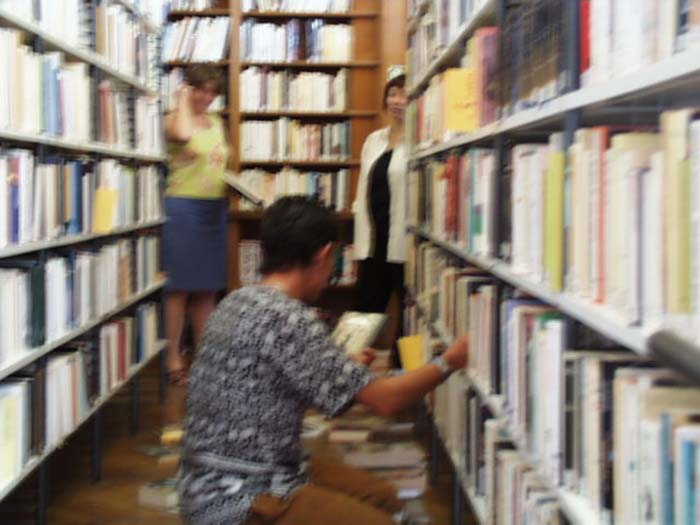 une photographie de Philippe Diaz reprÃ©sentant des rayonnages de livres et trois personnes 